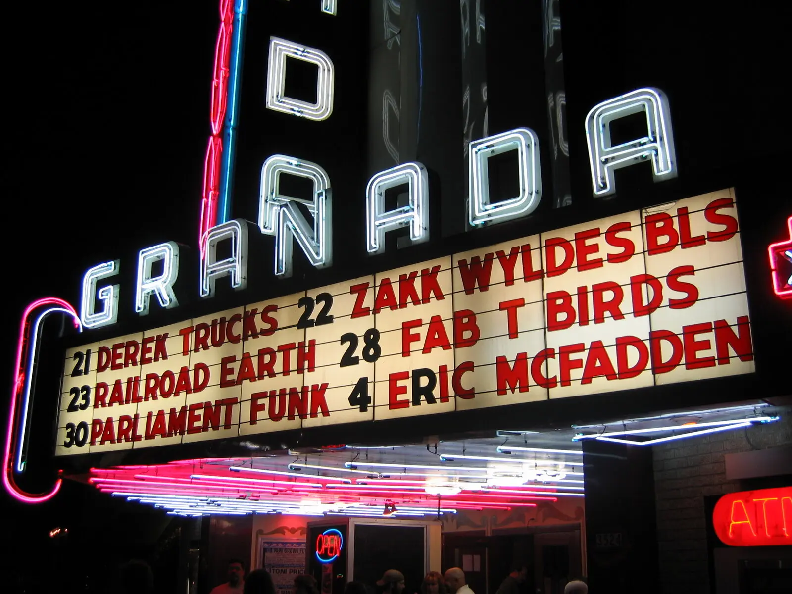 Granada Theaterin neonkyltti ja valaistu ohjelmataulu yöllä; taulussa Derek Trucksin, Zakk Wylden, Railroad Earthin, Fabulous Thunderbirdsin, Parliament Funkin ja Eric McFaddenin keikat