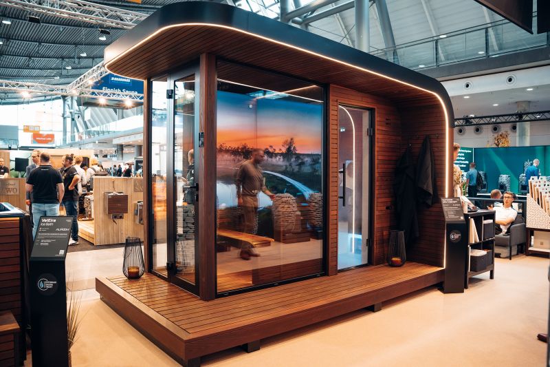 Auroomi ümarate vormide, puidu ja klaasiga Outdoor Spa messil Interbad, eraldi ustega sauna ja aurusauna