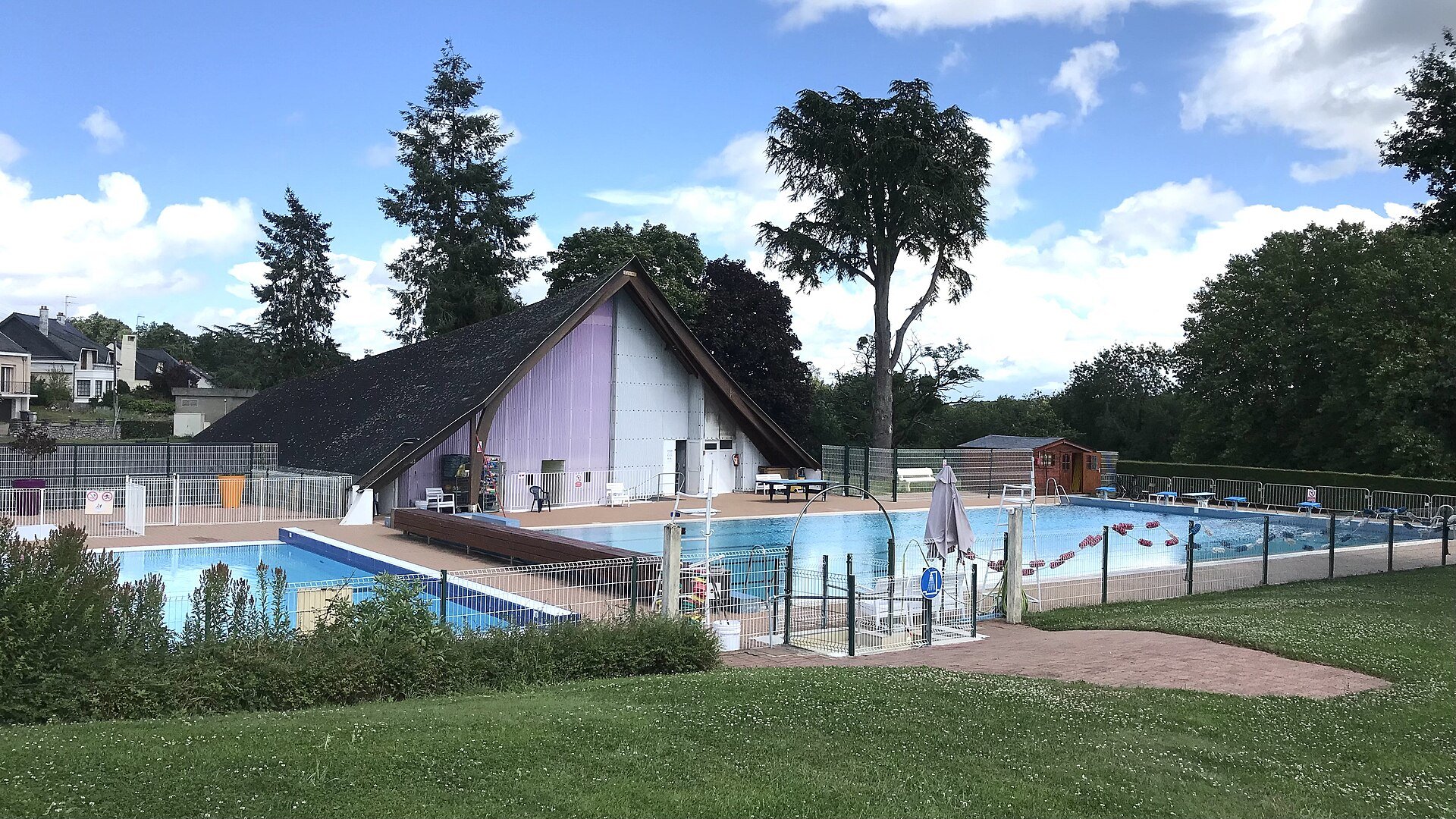 The outdoor municipal pool at Châteauneuf-sur-Sarthe, France