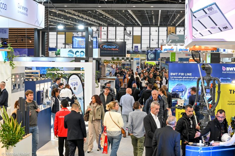Visitors filling an aisle between exhibitor stands at Piscine Global in Eurexpo Lyon.