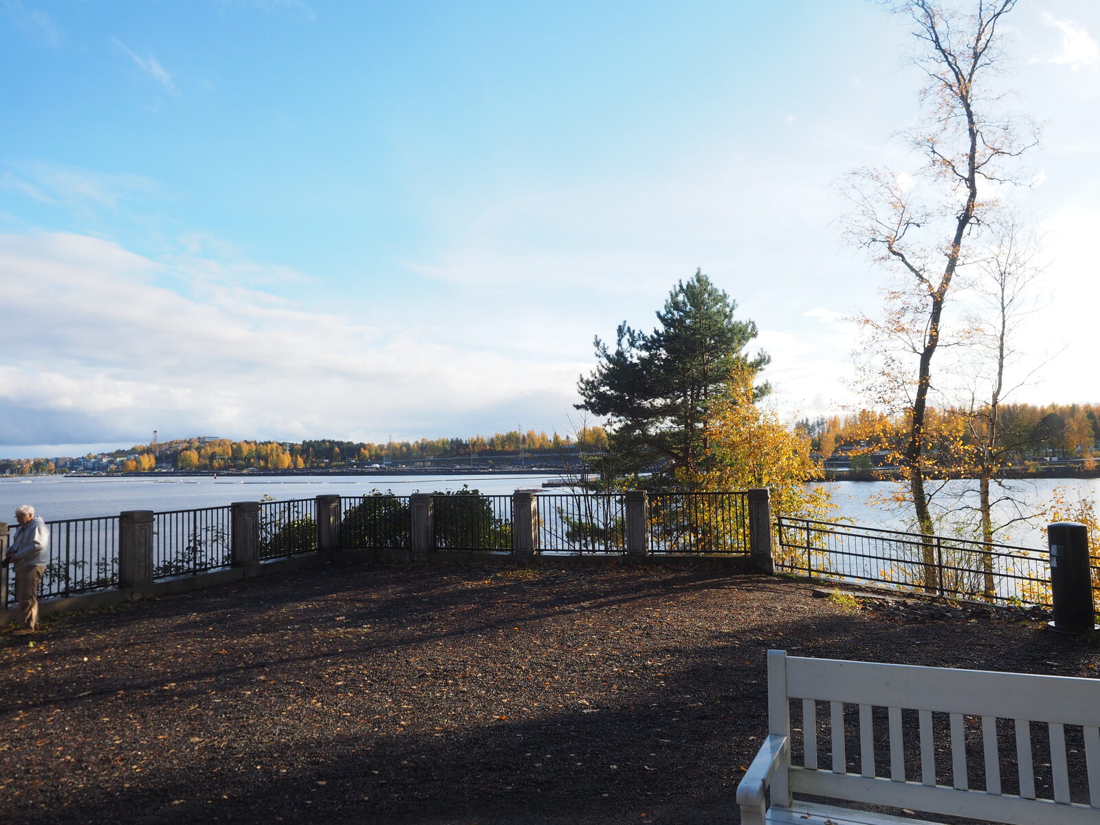 The shore of Lake Näsijärvi at Hiedanranta in Tampere, seen from the manor park terrace